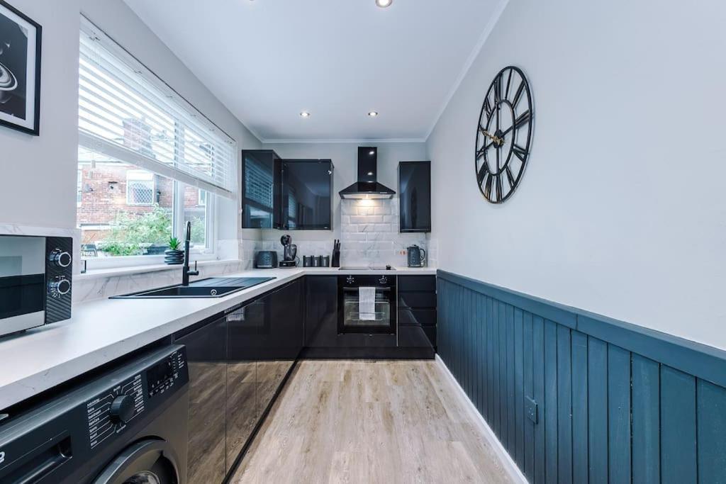 Holiday home Stunning Three Bedroom House In Manchester By Eason Stays, Accommodation For Oasis Reunion, Ideal For Trips To Etihad Stadium And Coop Live Arena, With Free Parking For Two Cars! *