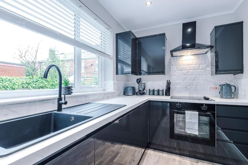 Stunning Three Bedroom House In Manchester By Eason Stays, Accommodation For Oasis Reunion, Ideal For Trips To Etihad Stadium And Coop Live Arena, With Free Parking For Two Cars! *