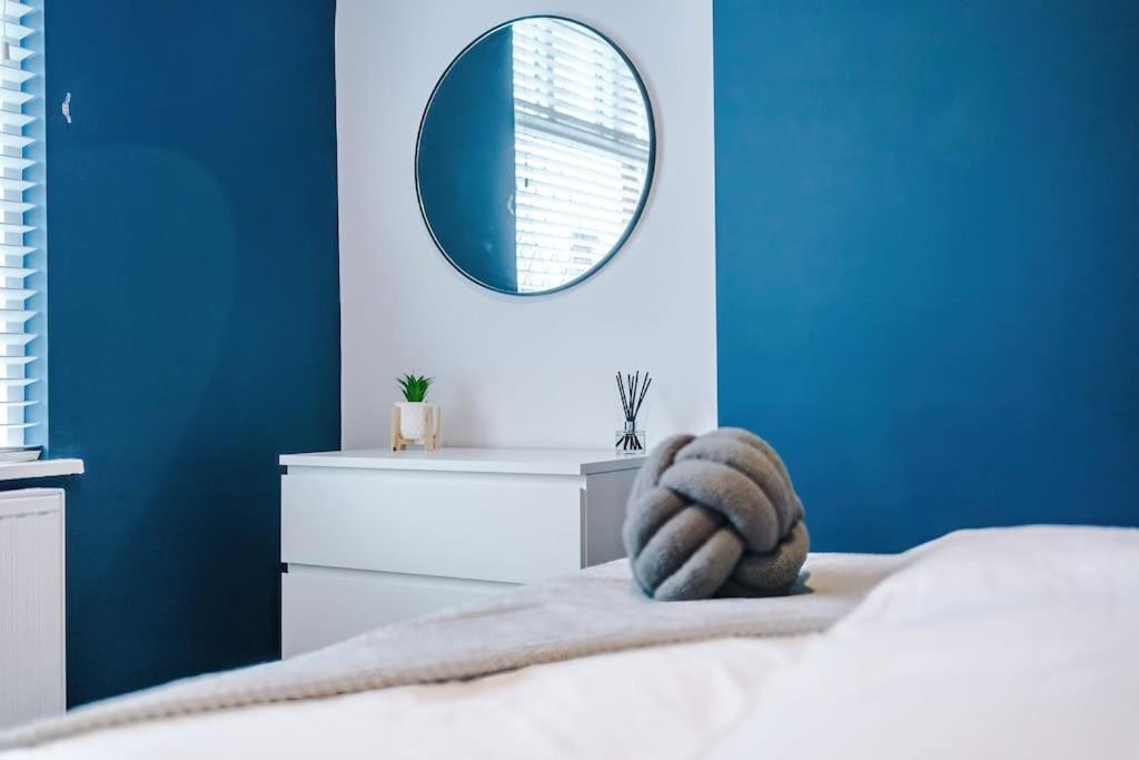 Stunning Three Bedroom House In Manchester By Eason Stays, Accommodation For Oasis Reunion, Ideal For Trips To Etihad Stadium And Coop Live Arena, With Free Parking For Two Cars! Manchester