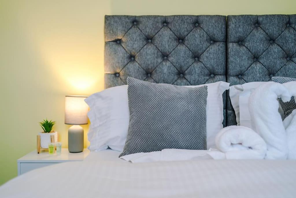 Stunning Three Bedroom House In Manchester By Eason Stays, Accommodation For Oasis Reunion, Ideal For Trips To Etihad Stadium And Coop Live Arena, With Free Parking For Two Cars! Holiday home Manchester