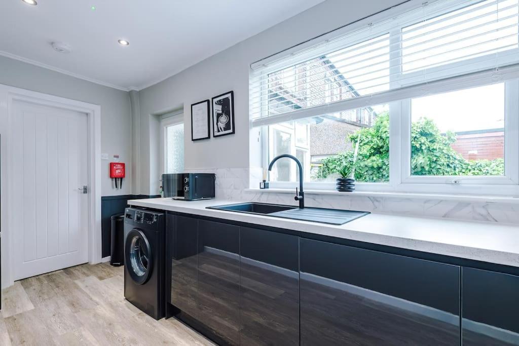Stunning Three Bedroom House In Manchester By Eason Stays, Accommodation For Oasis Reunion, Ideal For Trips To Etihad Stadium And Coop Live Arena, With Free Parking For Two Cars! *
