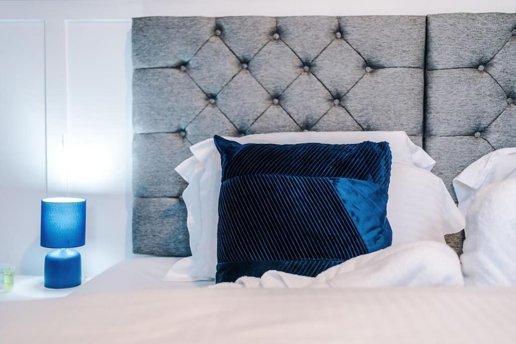 Stunning Three Bedroom House In Manchester By Eason Stays, Accommodation For Oasis Reunion, Ideal For Trips To Etihad Stadium And Coop Live Arena, With Free Parking For Two Cars! *