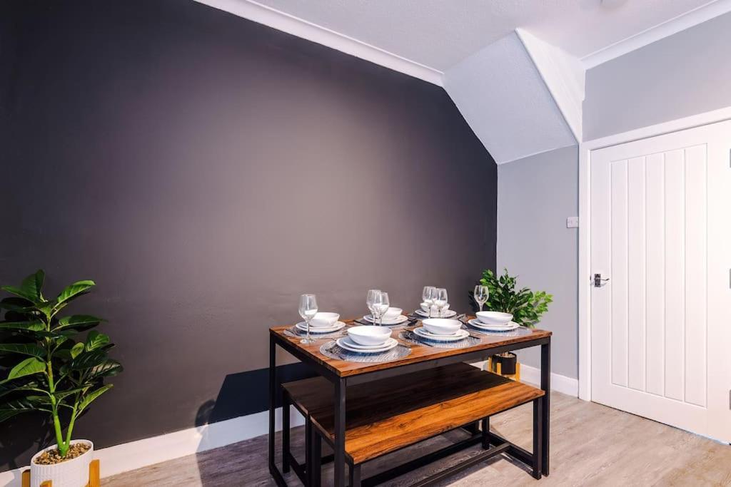 Stunning Three Bedroom House In Manchester By Eason Stays, Accommodation For Oasis Reunion, Ideal For Trips To Etihad Stadium And Coop Live Arena, With Free Parking For Two Cars! * Manchester