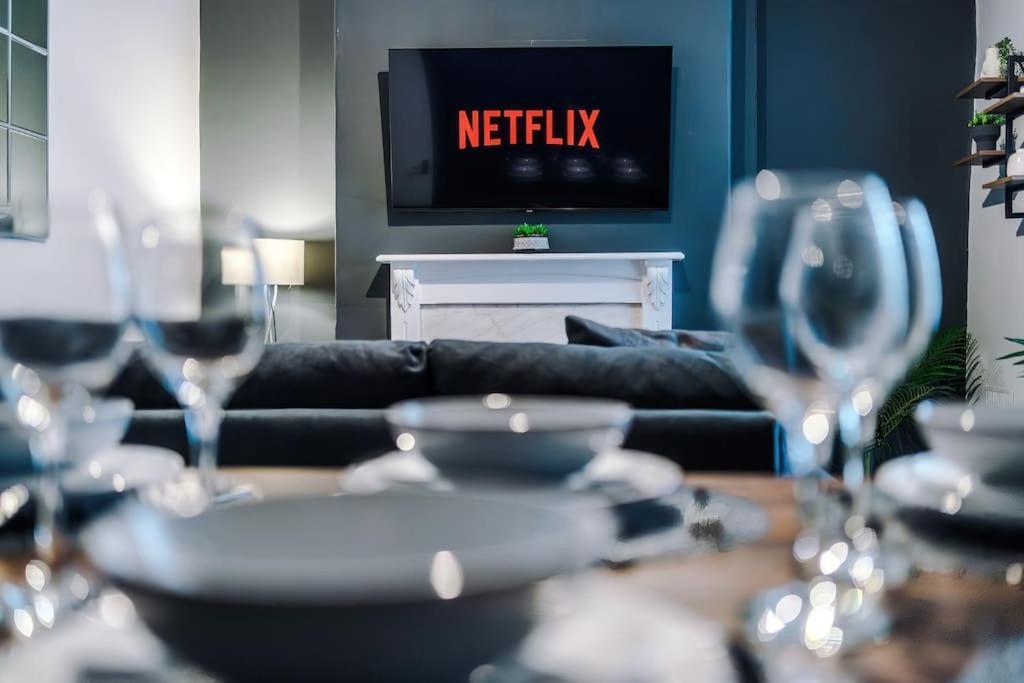 Stunning Three Bedroom House In Manchester By Eason Stays, Accommodation For Oasis Reunion, Ideal For Trips To Etihad Stadium And Coop Live Arena, With Free Parking For Two Cars!