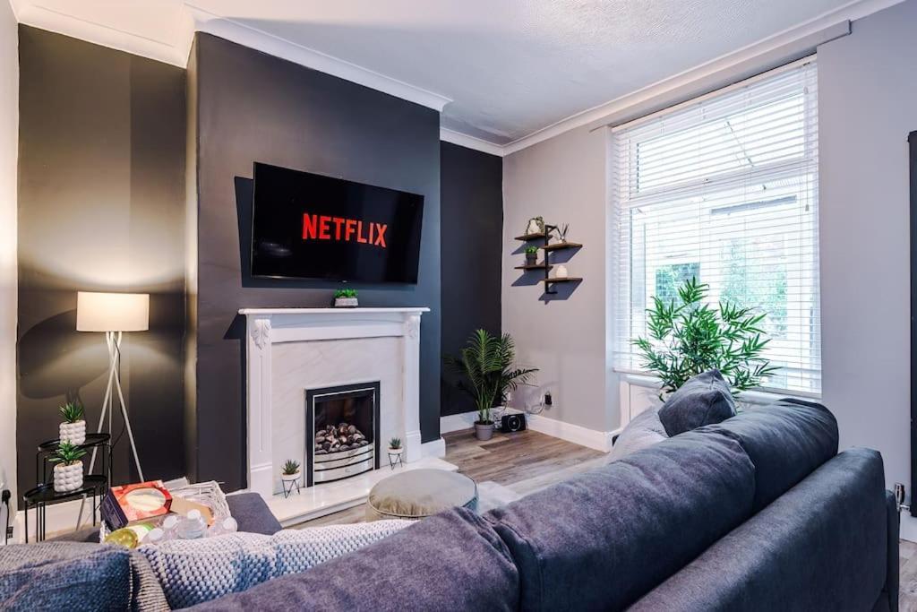 Stunning Three Bedroom House In Manchester By Eason Stays, Accommodation For Oasis Reunion, Ideal For Trips To Etihad Stadium And Coop Live Arena, With Free Parking For Two Cars! * Manchester