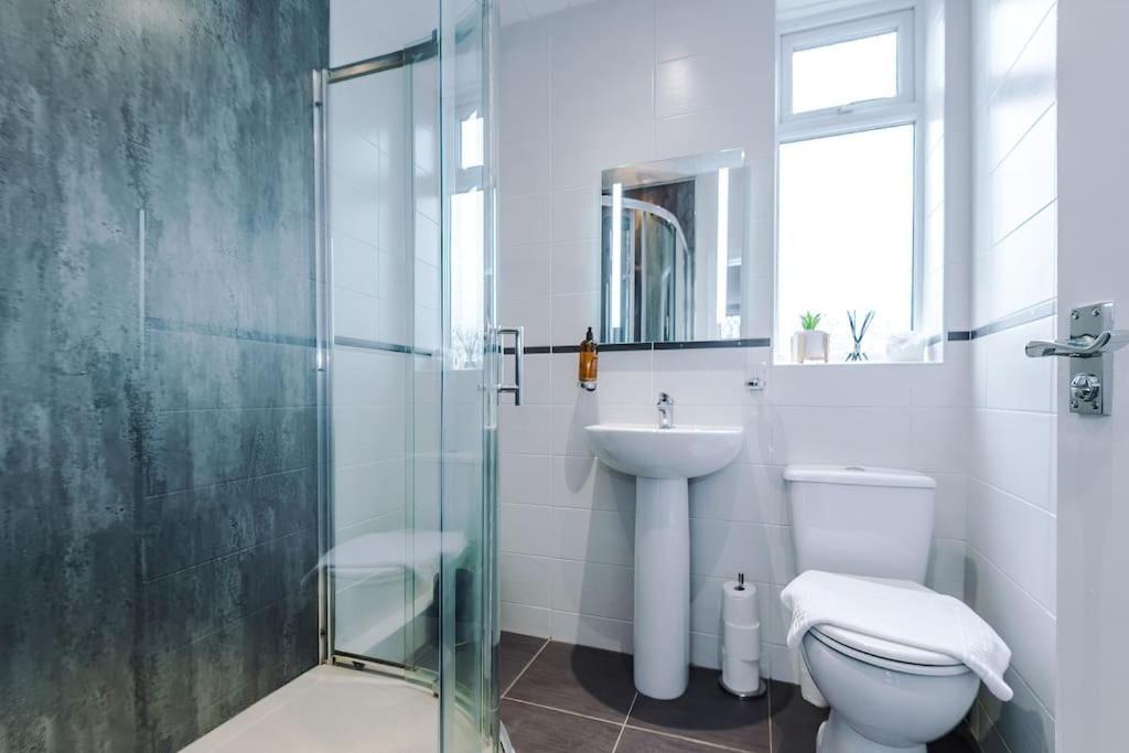 Stunning Three Bedroom House In Manchester By Eason Stays, Accommodation For Oasis Reunion, Ideal For Trips To Etihad Stadium And Coop Live Arena, With Free Parking For Two Cars! *