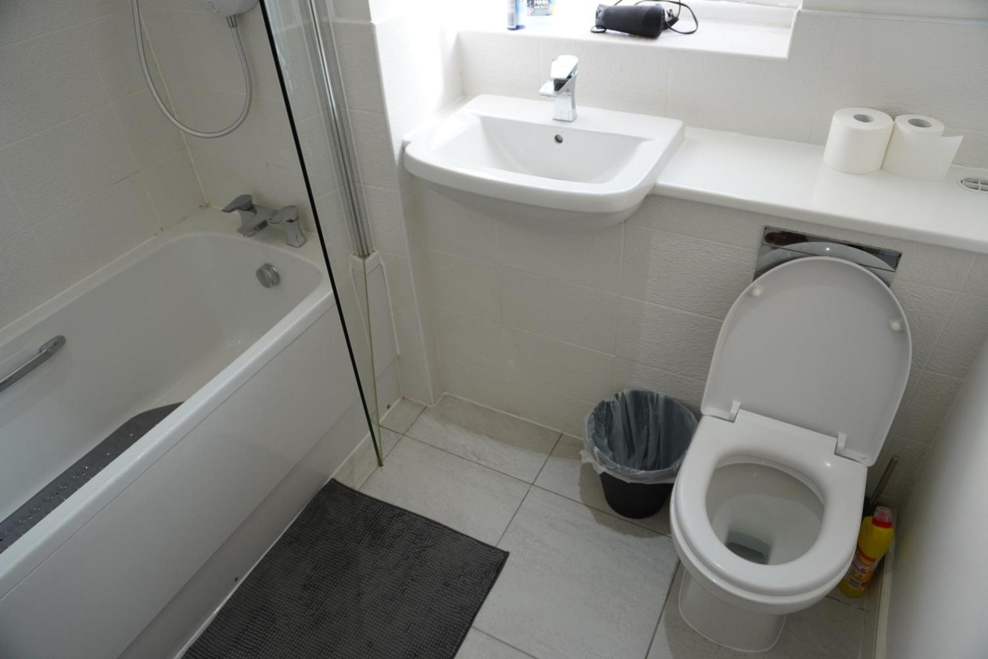 Homestay Luxury - Pick A - Free Parking & Kitchen Access, Near Etihad Stadium, The Coop Live & Piccadilly Station,