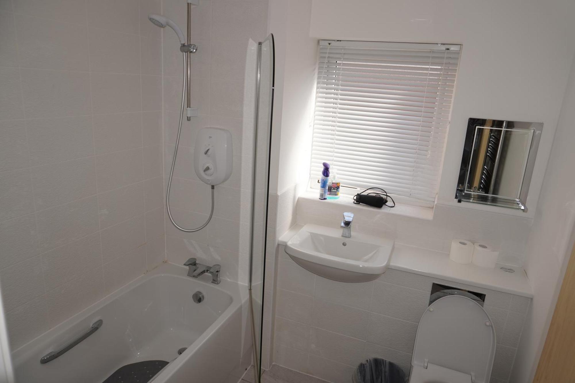 Luxury - Pick A - Free Parking & Kitchen Access, Near Etihad Stadium, The Coop Live & Piccadilly Station, Homestay *