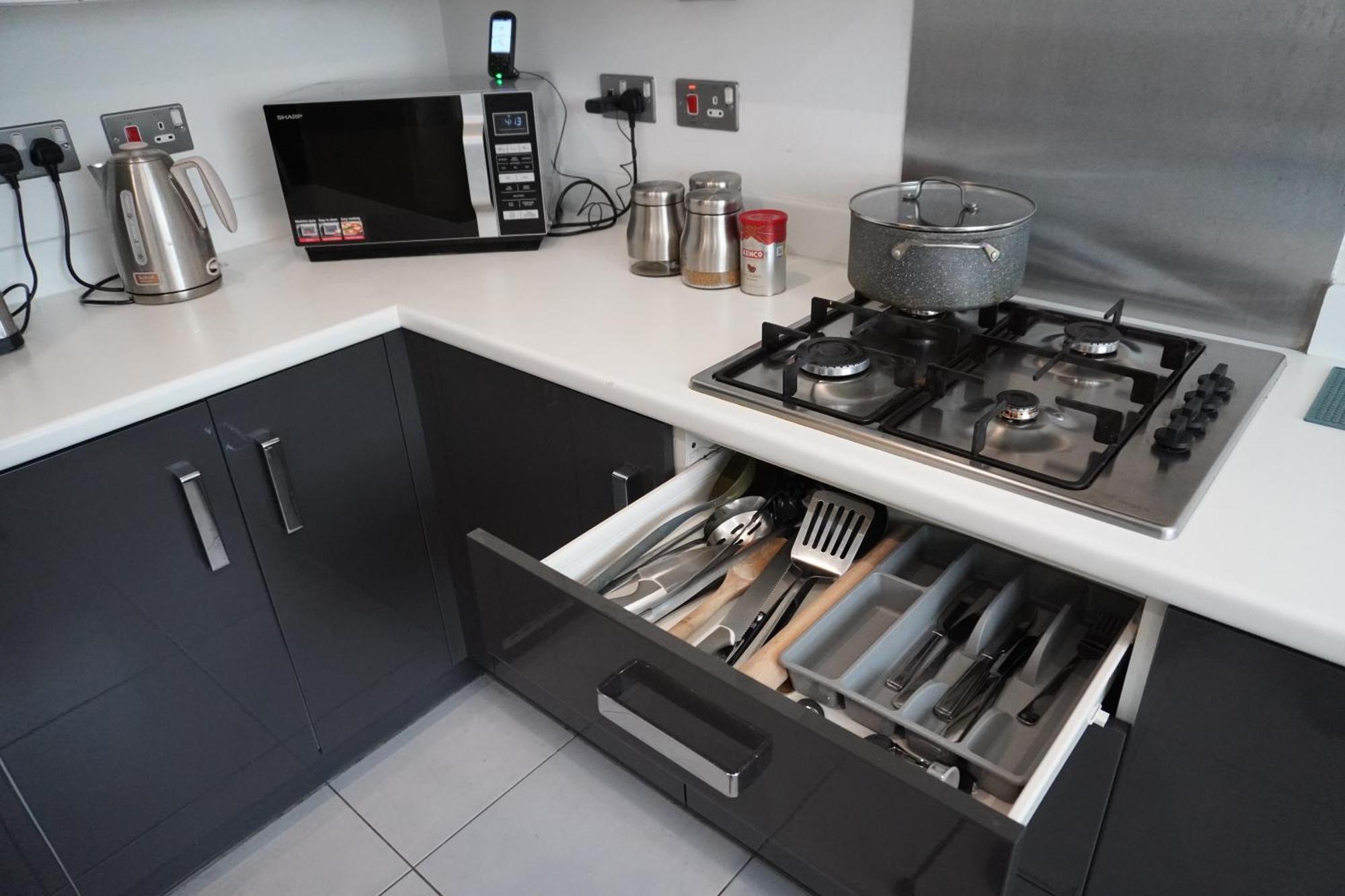 Luxury - Pick A - Free Parking & Kitchen Access, Near Etihad Stadium, The Coop Live & Piccadilly Station, Homestay Manchester