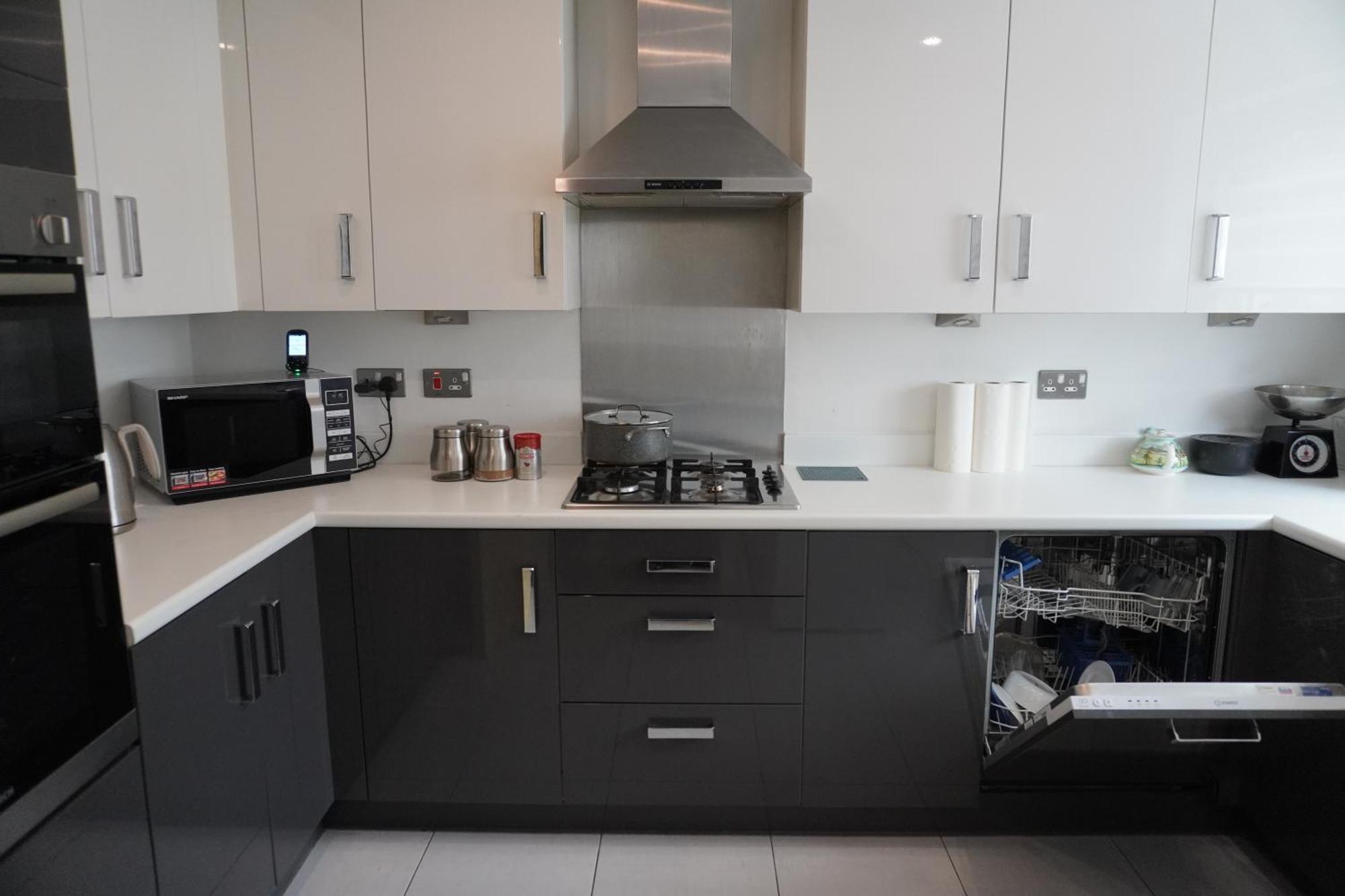Homestay Luxury - Pick A - Free Parking & Kitchen Access, Near Etihad Stadium, The Coop Live & Piccadilly Station, Manchester