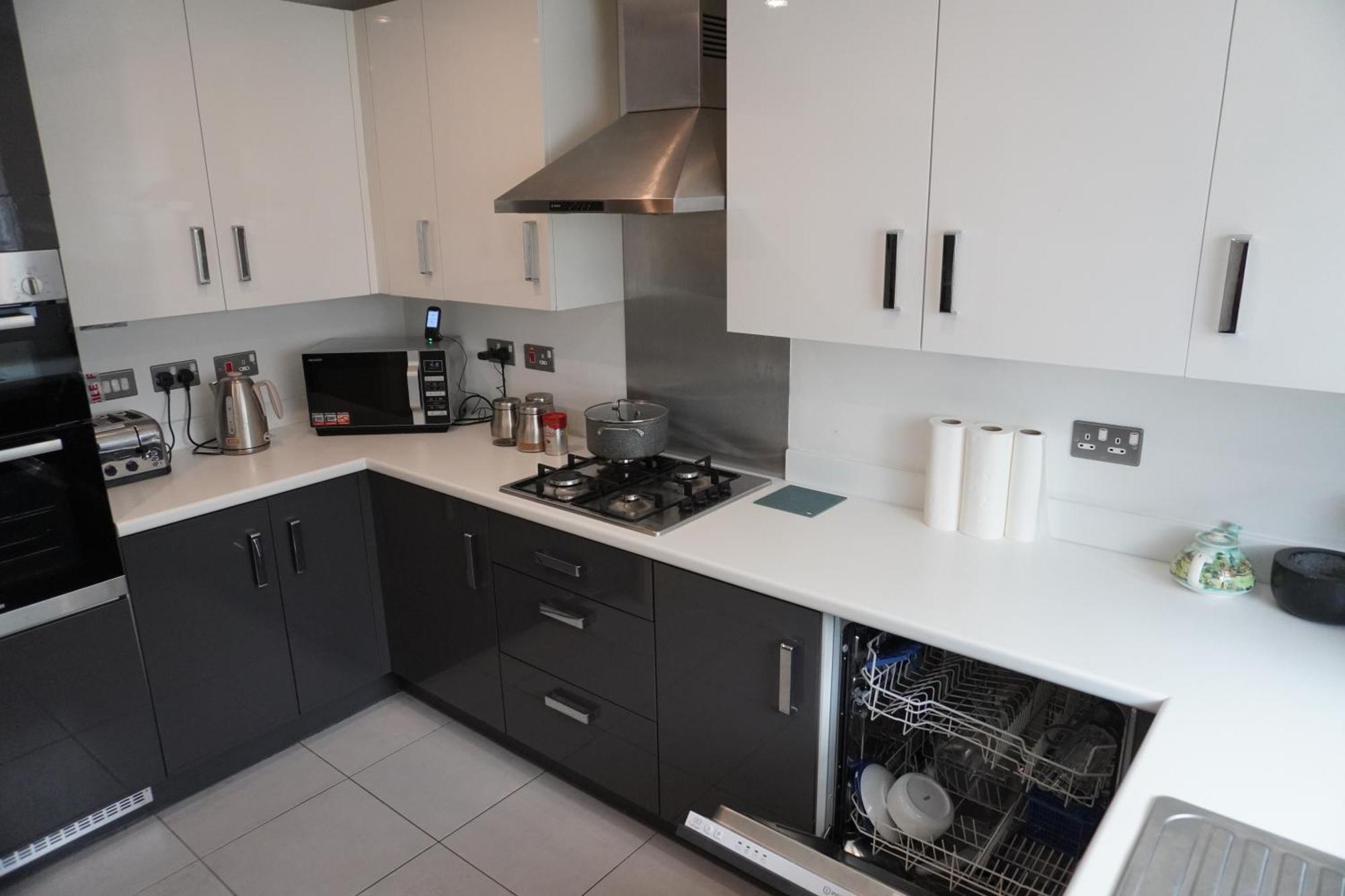 Luxury - Pick A - Free Parking & Kitchen Access, Near Etihad Stadium, The Coop Live & Piccadilly Station, *
