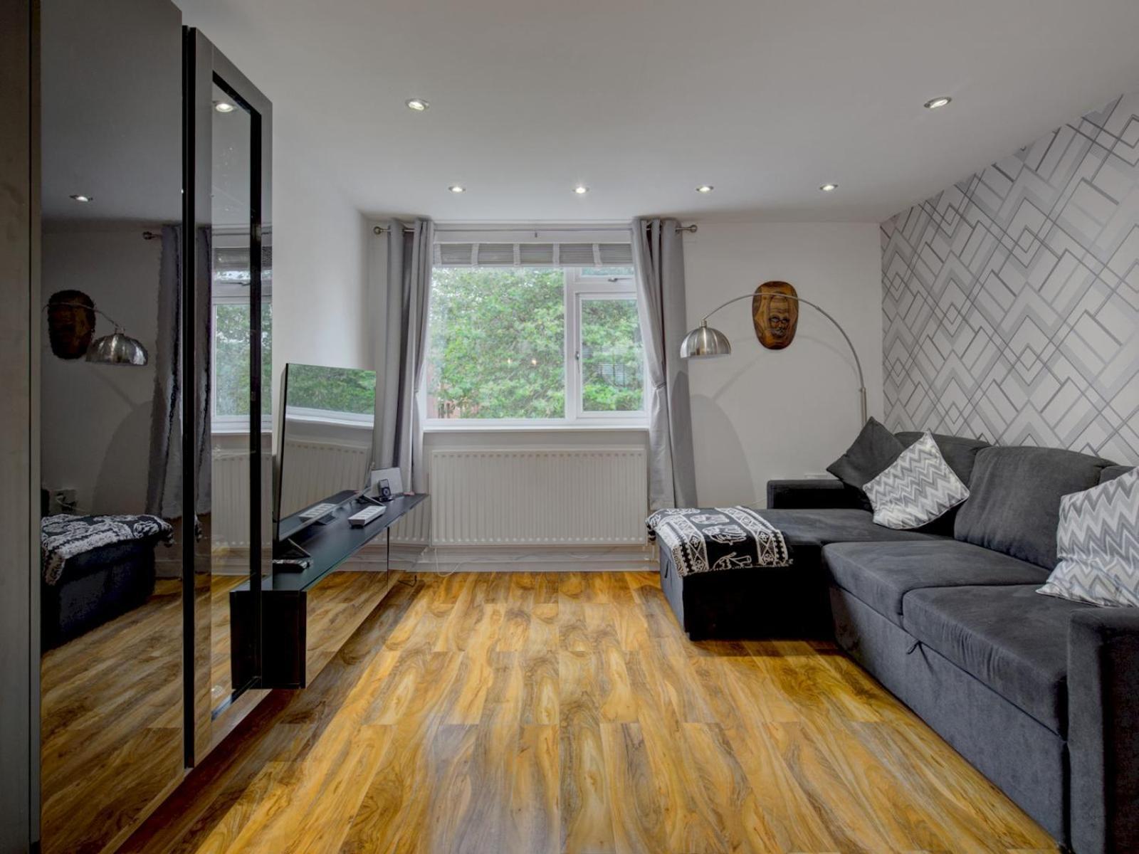 Stunning 1 Bed With Parking Pass The Keys