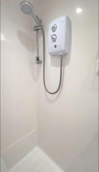 4-bed Retreat - Free Parking & Wifi *