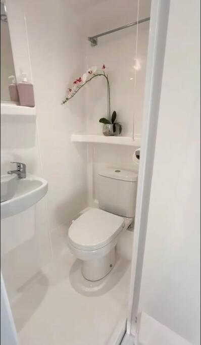 4-bed Retreat - Free Parking & Wifi Holiday home