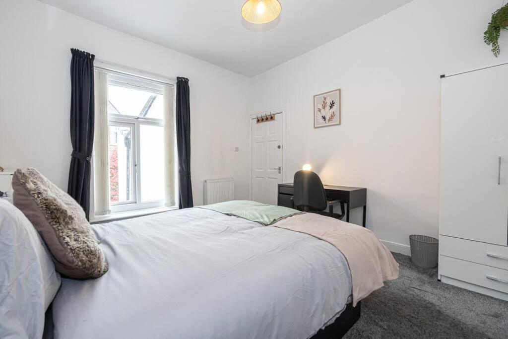 4-bed Retreat - Free Parking & Wifi *