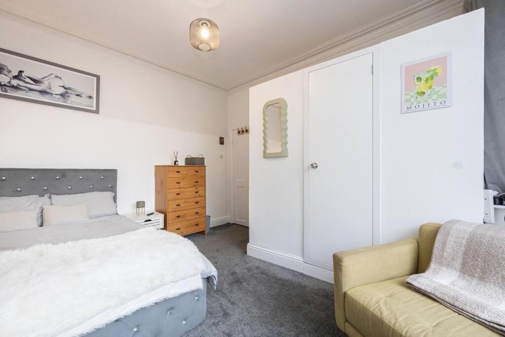 4-bed Retreat - Free Parking & Wifi Holiday home *