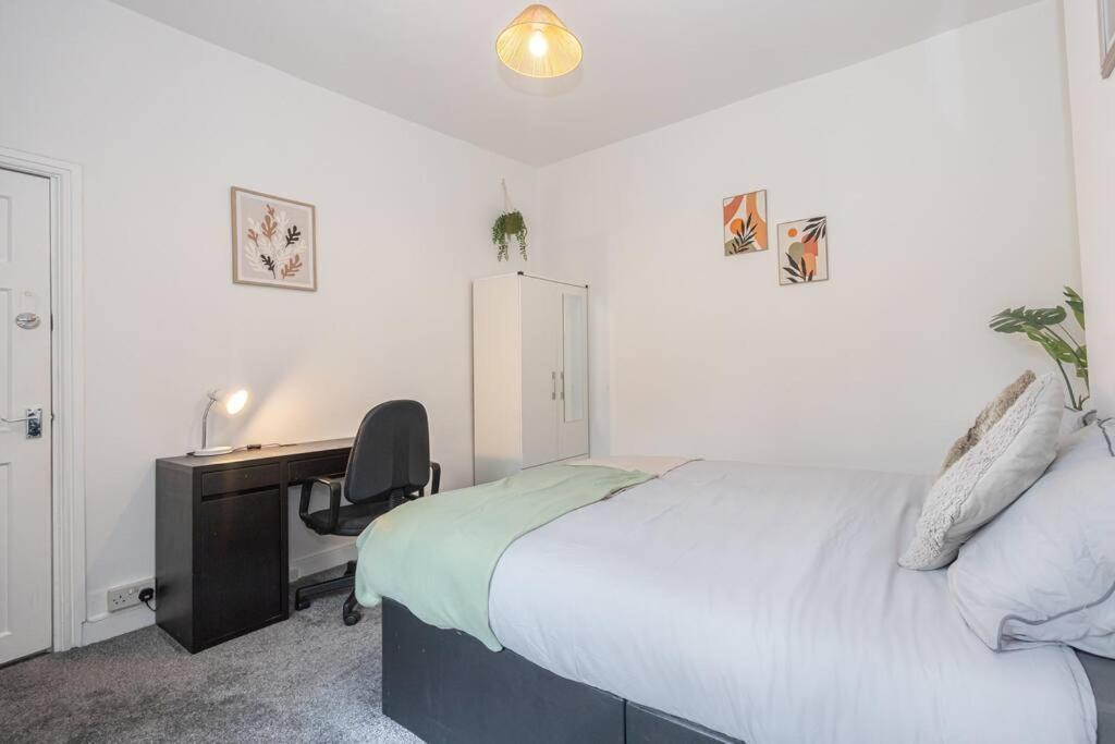 4-bed Retreat - Free Parking & Wifi Holiday home