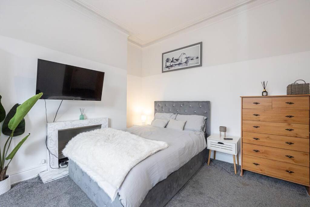 4-bed Retreat - Free Parking & Wifi Holiday home Manchester