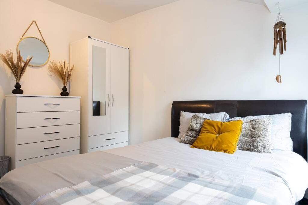4-bed Retreat - Free Parking & Wifi * Manchester