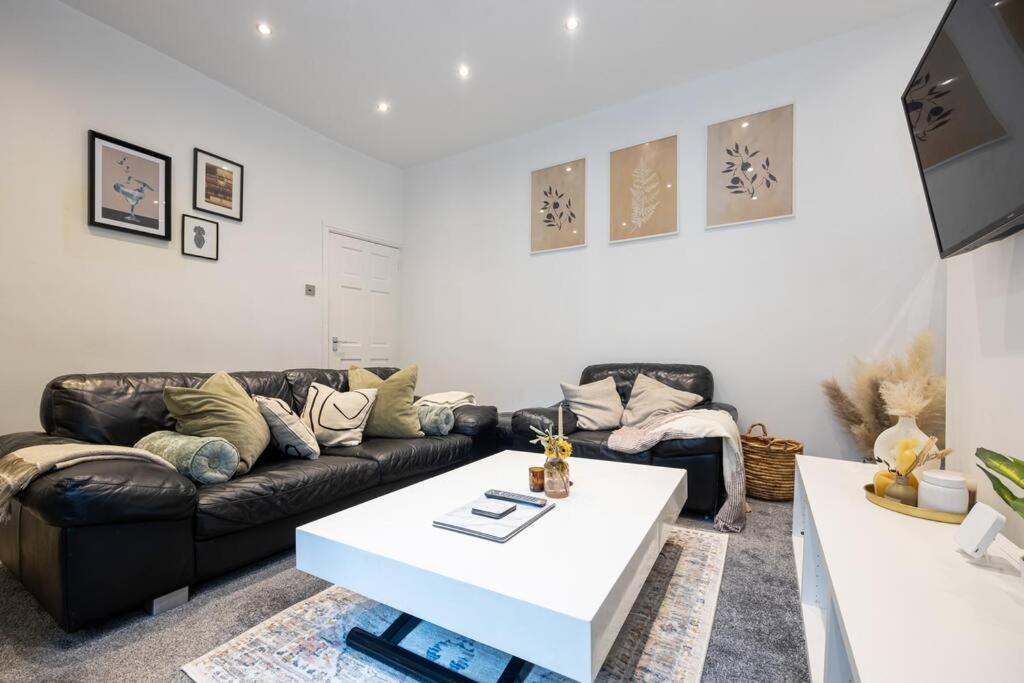 4-bed Retreat - Free Parking & Wifi * Manchester