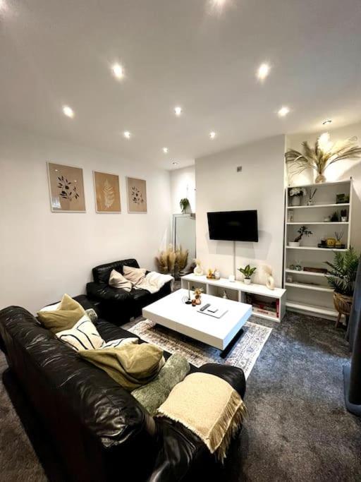 4-bed Retreat - Free Parking & Wifi