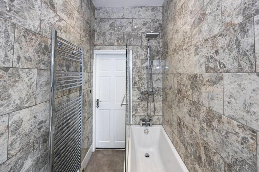 Holiday home 4-bed Retreat - Free Parking & Wifi