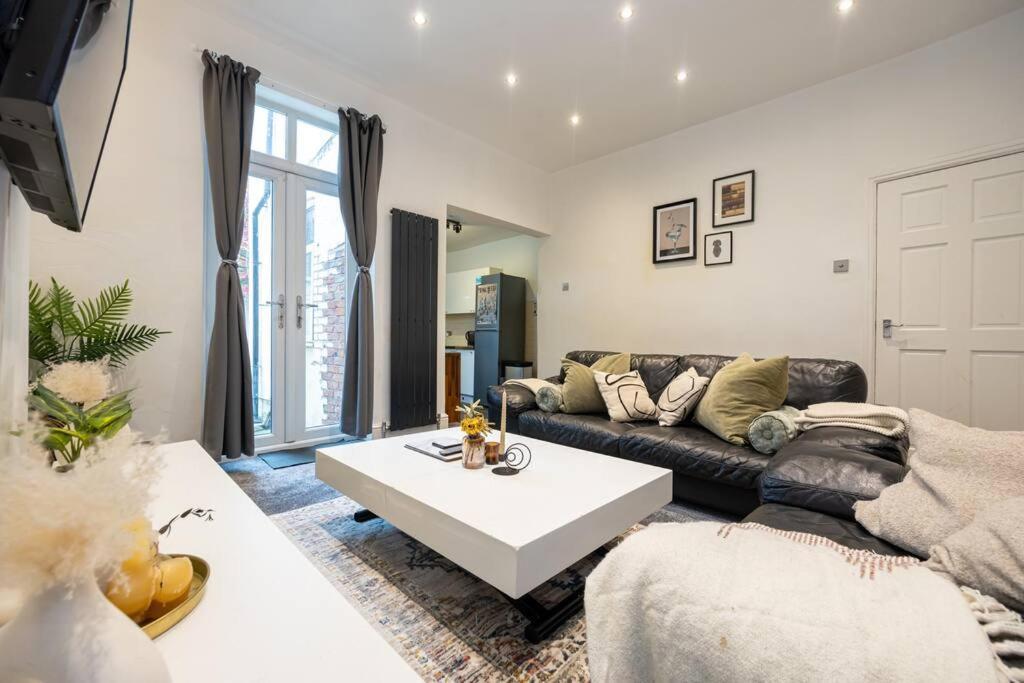 4-bed Retreat - Free Parking & Wifi Holiday home *