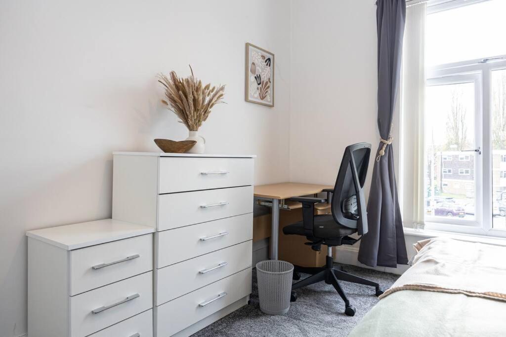 4-bed Retreat - Free Parking & Wifi Manchester
