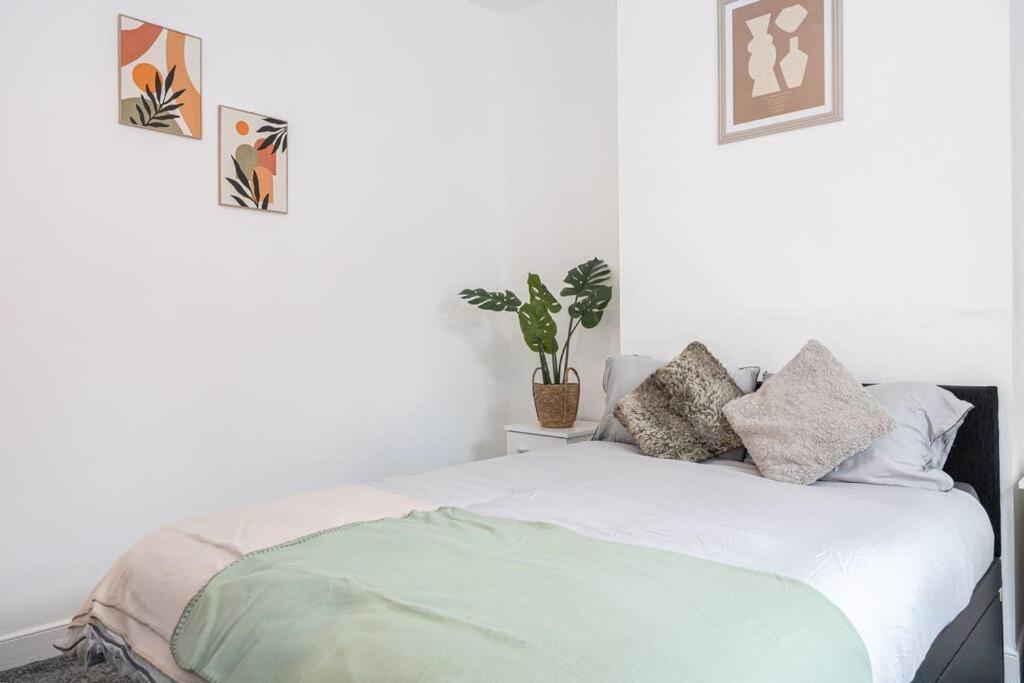 4-bed Retreat - Free Parking & Wifi Manchester