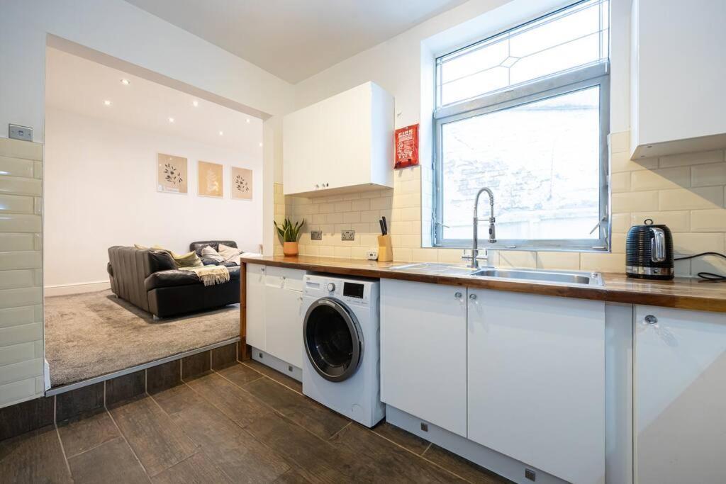 4-bed Retreat - Free Parking & Wifi Holiday home