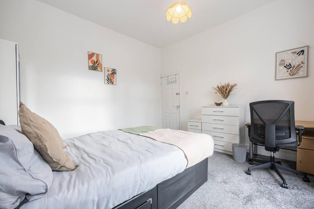 4-bed Retreat - Free Parking & Wifi Manchester