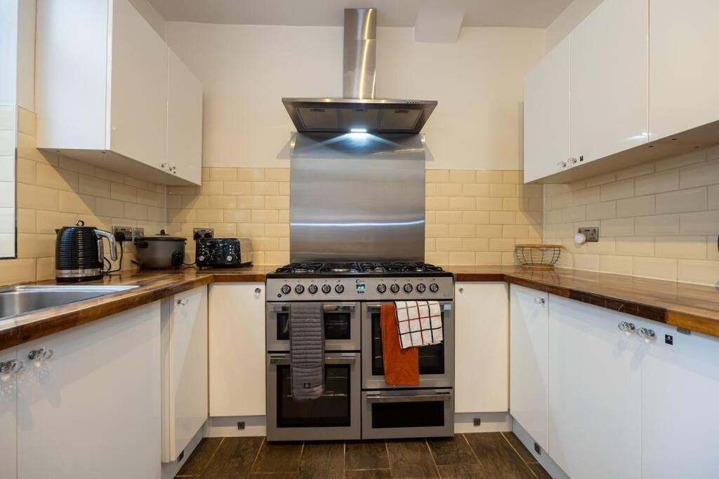 4-bed Retreat - Free Parking & Wifi