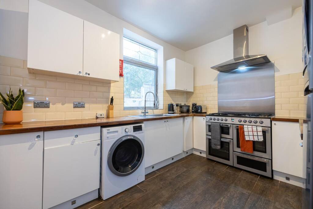 4-bed Retreat - Free Parking & Wifi Holiday home