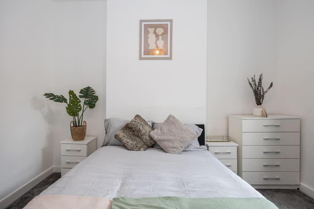 4-bed Retreat - Free Parking & Wifi Manchester