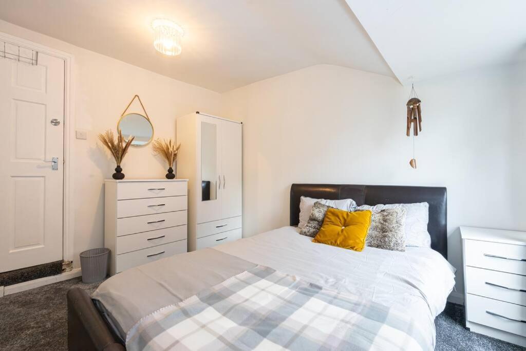 4-bed Retreat - Free Parking & Wifi * Manchester