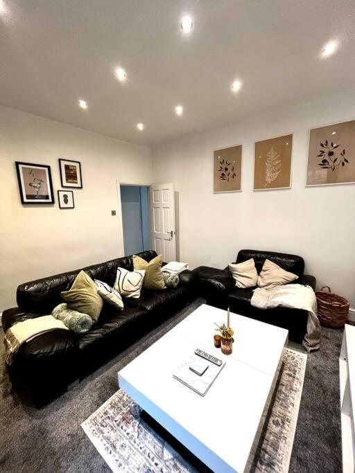 Holiday home 4-bed Retreat - Free Parking & Wifi