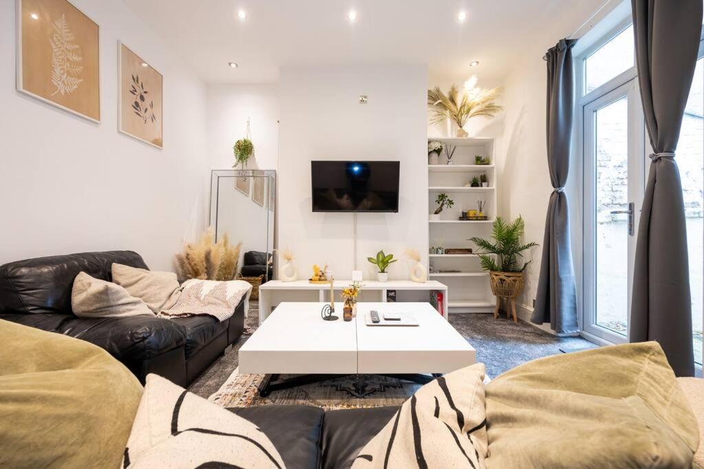 Holiday home 4-bed Retreat - Free Parking & Wifi