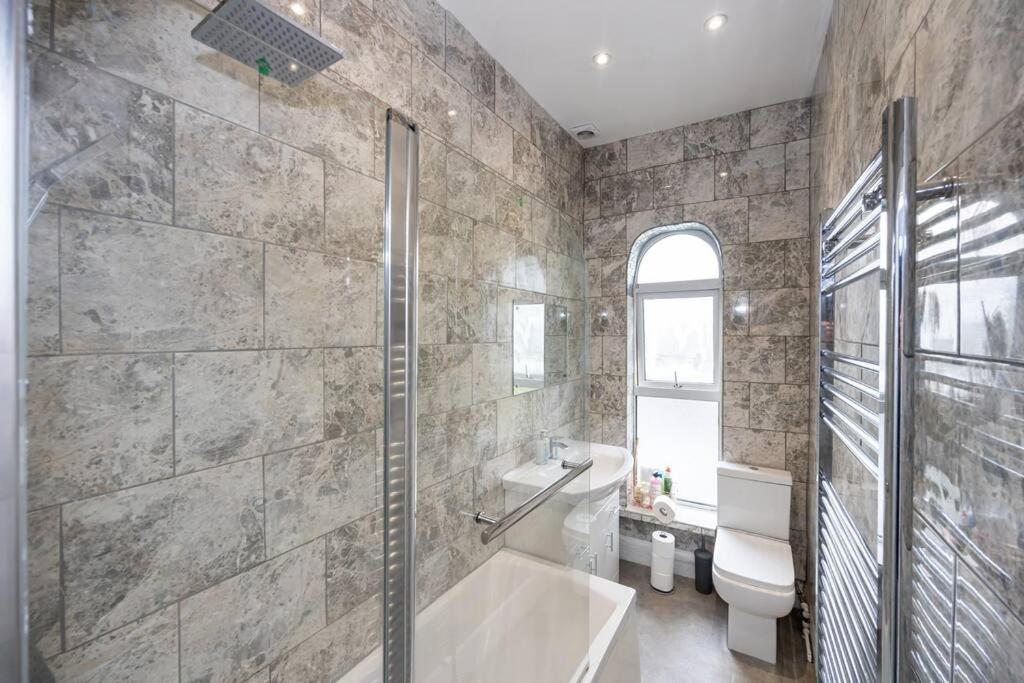 4-bed Retreat - Free Parking & Wifi