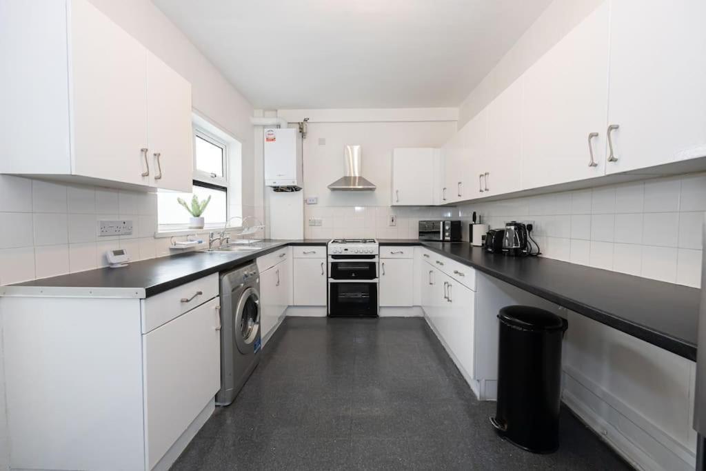 Old Trafford Modern 3 Bedroom House Manchester