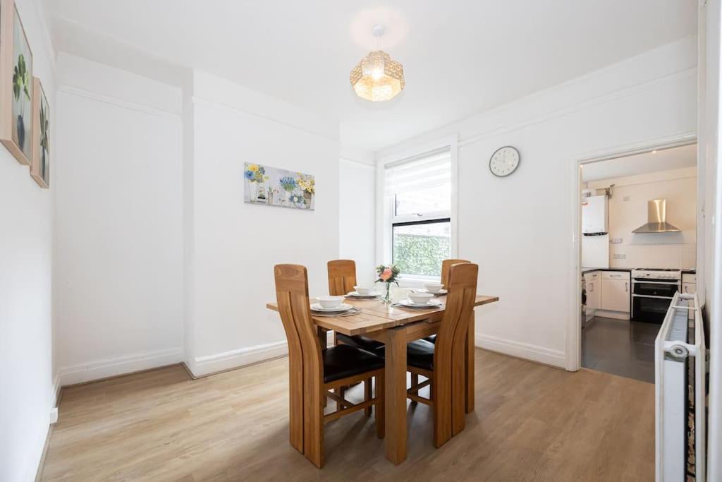 Old Trafford Modern 3 Bedroom House Manchester