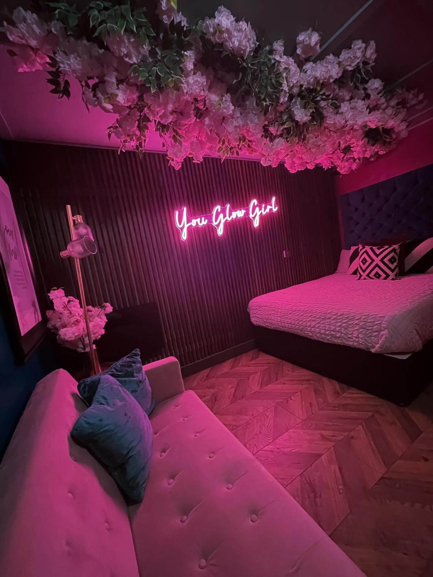 The Ultimate Hen With Bar & Makeup Aparthotel *