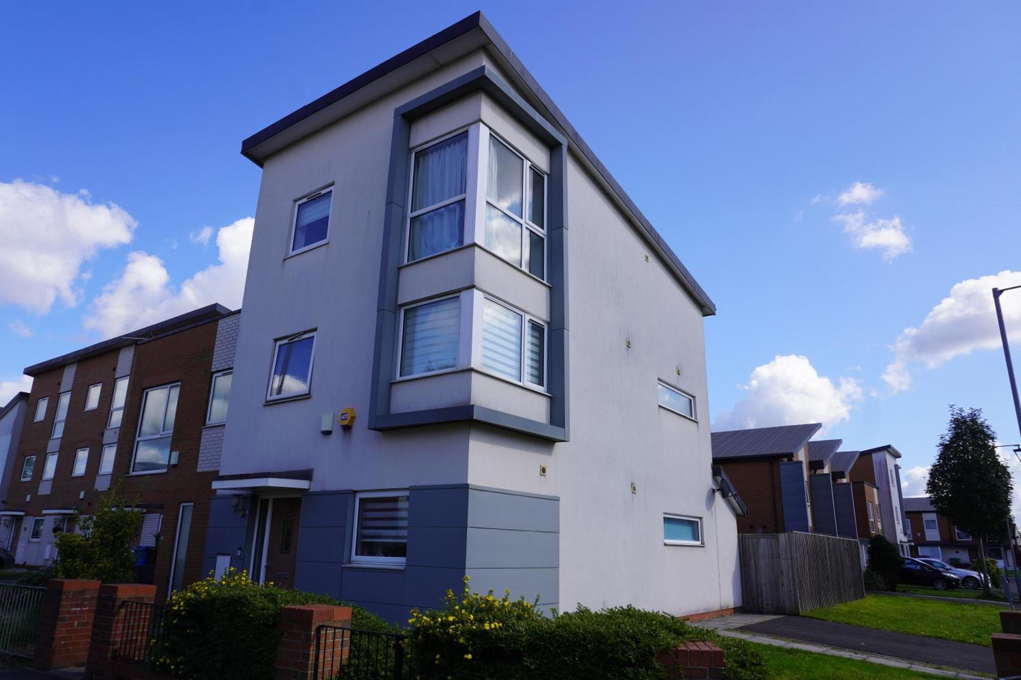 Luxury - Pick A - Free Parking & Kitchen Access, Near Etihad Stadium, The Coop Live & Piccadilly Station, Homestay *