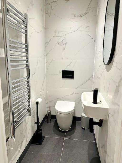 Stunning Centre Duplex With Free Parking Apartment *