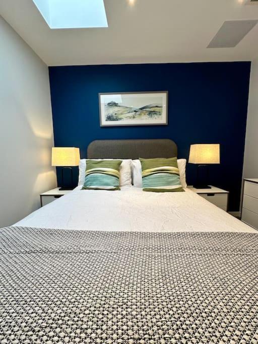 Stunning Centre Duplex With Free Parking Apartment *