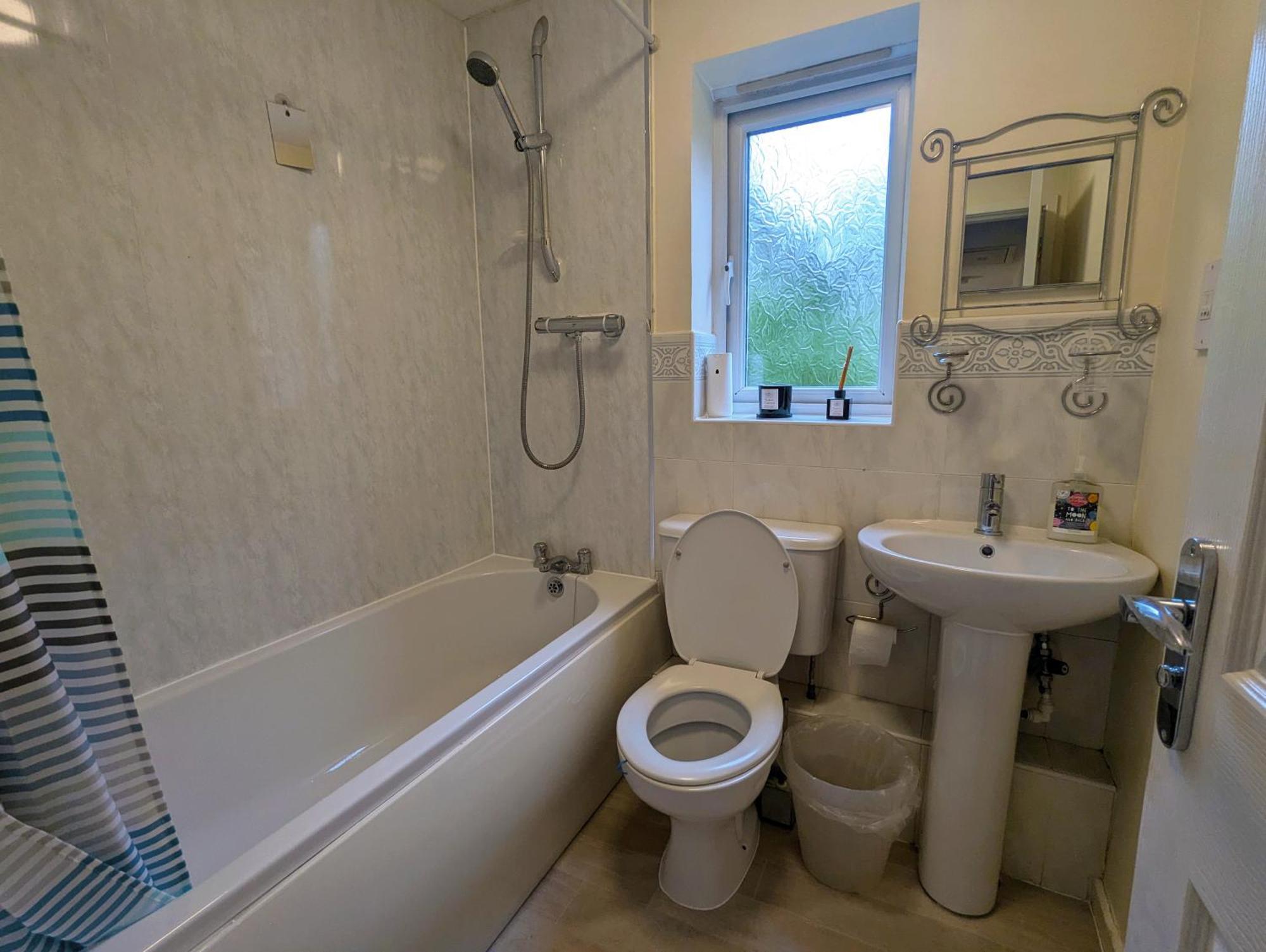 Spacious 4 Bed Riverside Holiday home