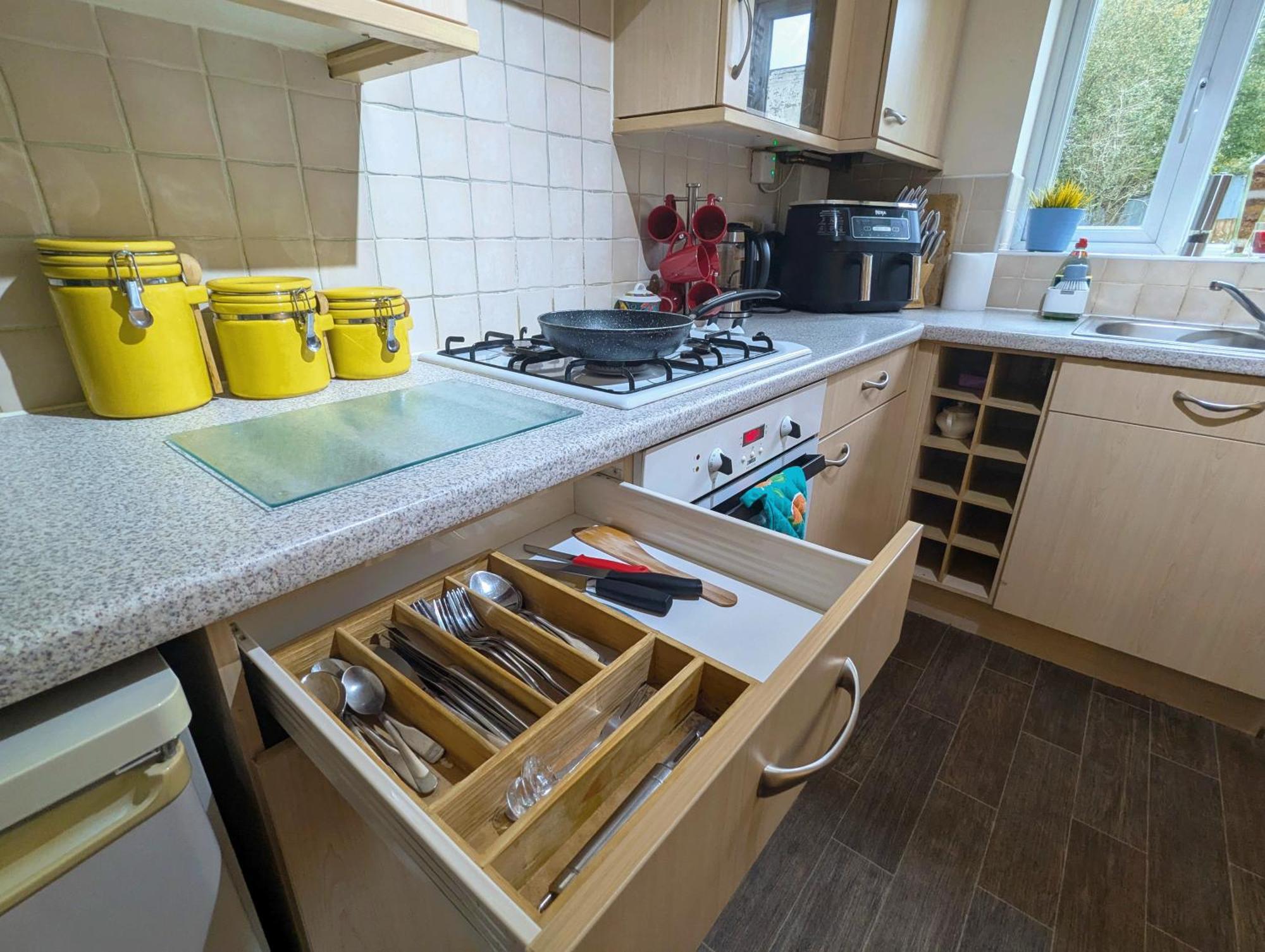 Spacious 4 Bed Riverside Holiday home Manchester