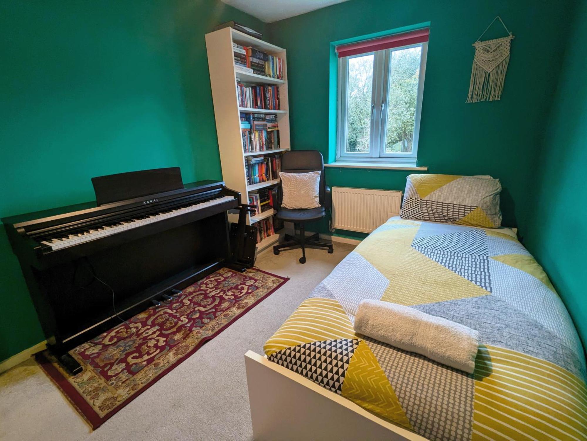 Spacious 4 Bed Riverside Holiday home