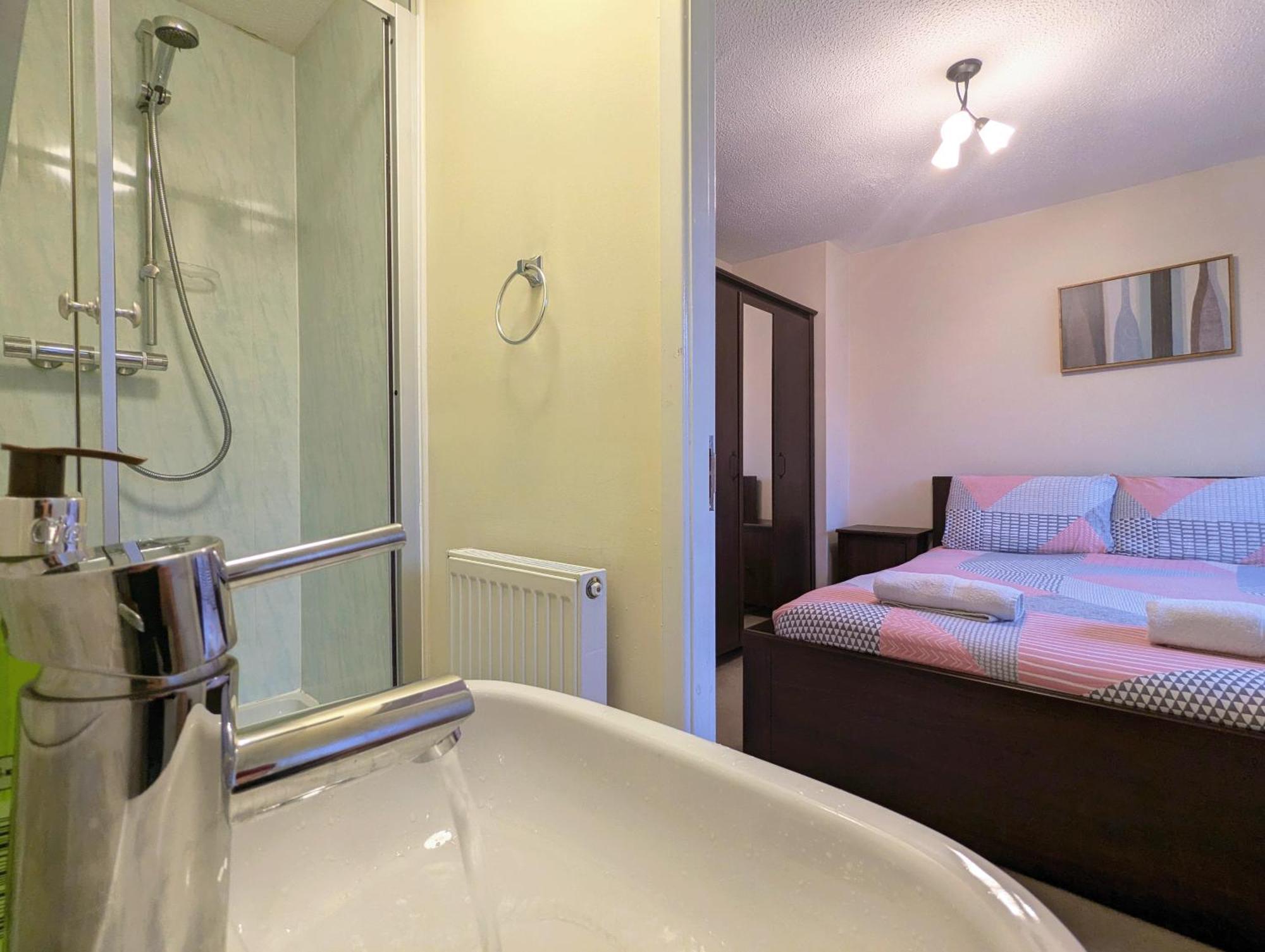 Spacious 4 Bed Riverside Manchester