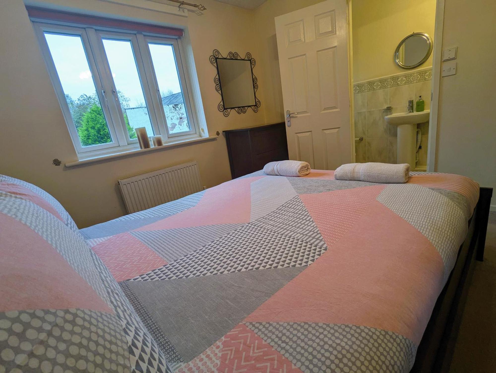 Spacious 4 Bed Riverside Holiday home Manchester