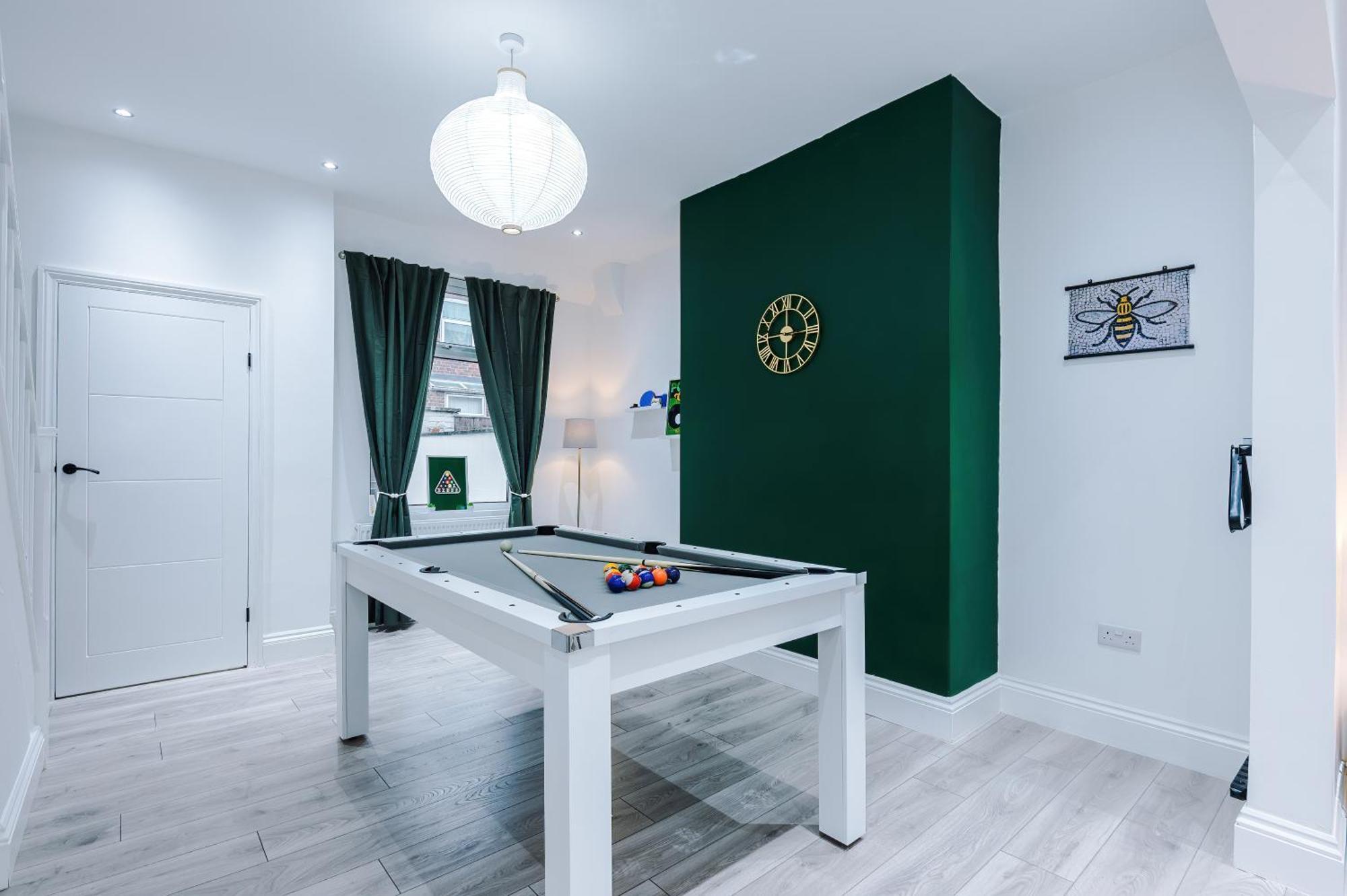 Sleeps 6, Pool Table, Free Parking, Perfect For Groups, Long Term Disc Manchester